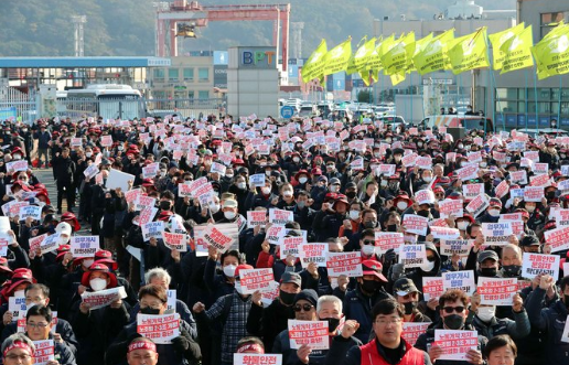 민주노총 공공운수노조 화물연대본부 총파업 13일째인 6일 오후 부산 남구 신선대 부두 앞에서 건설노조 등 민주노총 조합원들이 화물연대 지지 동조파업 결의대회를 갖고 있다. (사진=뉴시스 제공)