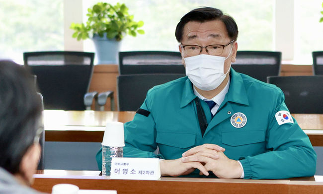 어명소 국토교통부 제2차관이 6일 오후 충남 서산시 대산산업단지를 방문해 입주기업의 물류피해 상황을 점검하고 대응방안을 논의하고 있다. (사진=국토교통부 제공) 