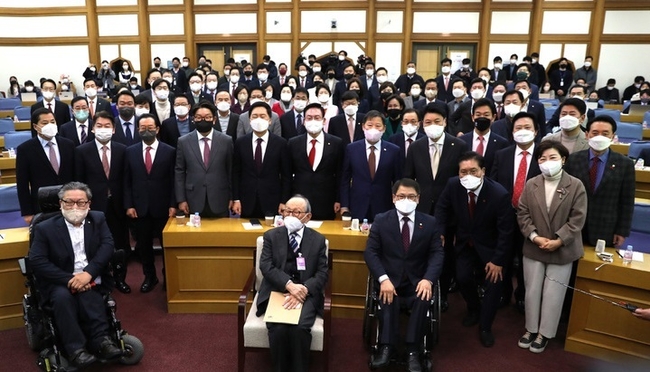 7일 오전 서울 여의도 국회 의원회관에서 열린 국민의힘 소속 의원들의 공부모임인 ‘국민공감’ 출범식에서 권성동, 장제원 의원 등 참석 의원 및 김형석 연세대 명예교수, 참석자들이 기념촬영을 하고 있다. (사진=뉴시스 제공)