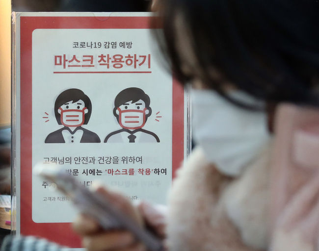 지난 5일 서울의 한 쇼핑몰에 마스크를 착용 안내문이 놓여있다. 이날 여권에 따르면 국민의힘 출신 대전시장과 충청남도지사에 이어 여당 전(前) 원내대표도 '실내 마스크 착용 해제'를 주장하는 반면 다른 지도부와 코로나 대책 수장은 섣부른 해제에 대한 우려를 제기했다. (사진=뉴시스 제공)