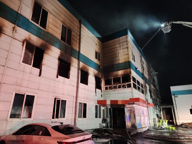 7일 오전 3시17분께 충북 진천군 덕산읍 한 식품제조업체에서 불이 나 약 3시간 만에 꺼졌다. (사진=충북소방본부 제공) 