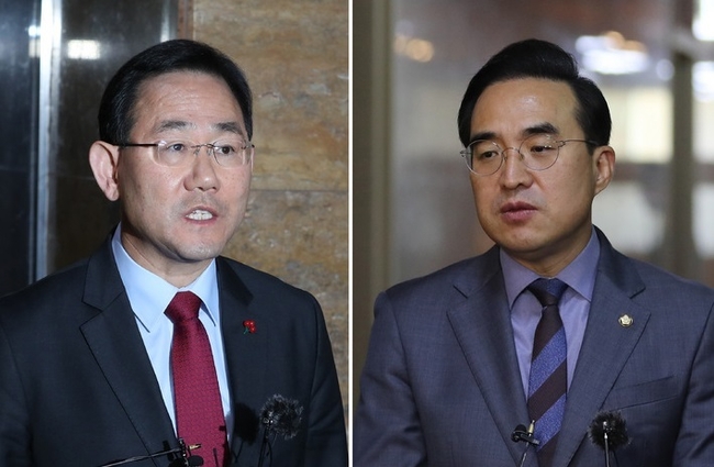  주호영(사진 왼쪽) 국민의힘 원내대표와 박홍근 더불어민주당 원내대표가 1일 오전 서울 여의도 국회의장실에서 여야 원내대표와의 회동을 마치고 나와 각각 회동 결과를 설명하고 있다. (사진=뉴시스 제공)