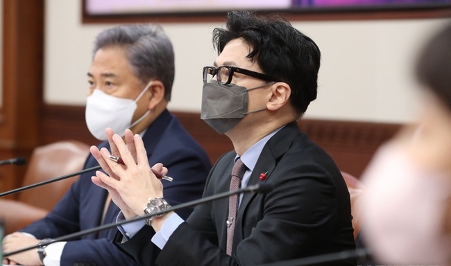 동훈 법무부 장관이 지난 6일 오전 서울 종로구 정부서울청사에서 세종-서울 영상으로 열린 국무회의에 참석해 한덕수 국무총리의 발언을 듣고 있다. (사진=뉴시스 제공)