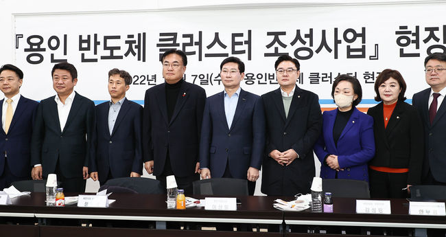 이상일 용인특례시장이 7일 정진석 국민의힘 비상대책위원장 등과 용인 반도체클러스터 현장 점검에 앞서 기념촬영을 하고 있다. (왼쪽부터 김범수 용인정 당협위원장, 유의동 경기도당위원장, 곽노정 SK하이닉스 대표이사, 정진석 비상대책위원장, 이상일 용인특례시장, 김성원 의원, 한무경 원내부대표, 양금희 의원, 최남호 산업부 기획조정실장) 