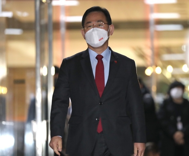 주호영 국민의힘 원내대표가 지난 1일 오전 서울 여의도 국회의장실에서 박홍근 더불어민주당 원내대표와의 회동을 위해 이동하고 있다.(사진=뉴시스 제공)