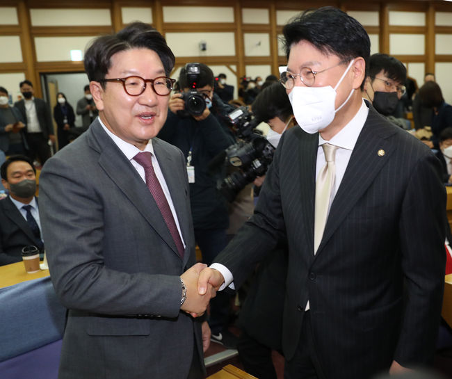 국민의힘 권성동(왼쪽) 의원과 장제원 의원이 7일 오전 서울 여의도 국회 의원회관에서 열린 국민의힘 소속 의원들의 공부모임인 ‘국민공감’ 출범식에서 인사하고 있다.(사진=뉴시스 제공)