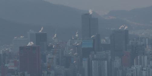 수도권 지역에 아침기온이 영하권으로 떨어져 강추위 날씨를 보인 지난 5일 오전 서울 시내 건물 위로 난방 수증기가 피어오르고 있다. (사진=뉴시스 제공)