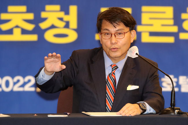윤상현 국민의힘 의원이 11월 10일 오전 대구 수성구 호텔수성에서 열린 대구·경북 중견언론인모임 ‘아시아포럼21 제101회 릴레이 정책토론회’에 참석해 기자들의 질문에 답하고 있다(사진=아시아포럼21/뉴시스 제공)