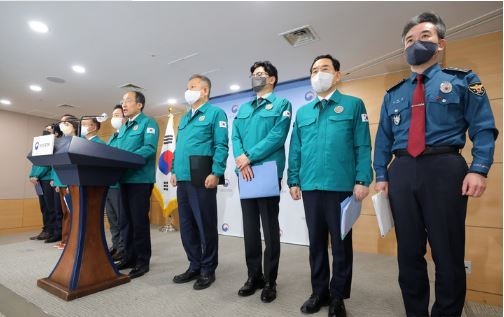 추경호 경제부총리 겸 기획재정부 장관을 비롯한 국무위원과 관계 단체장들이 8일 오전 서울 종로구 정부서울청사 브리핑실에서 화물연대 집단운송거부 관련 합동 브리핑을 열고 업무개시 명령을 발표하고 있다. (사진=뉴시스 제공)