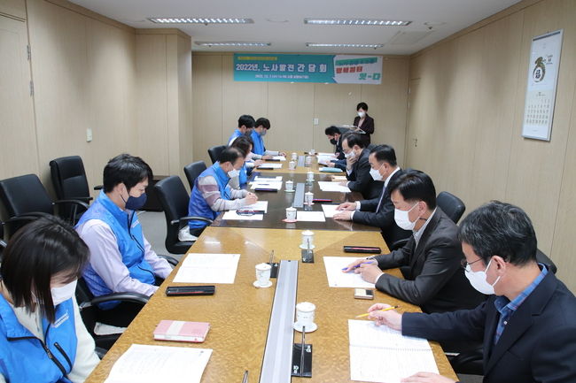 박상돈 천안시장 및 시 간부와 송영신 천안시노조 위원장 및 천안시청노조 임원들이 노사발전간담회를 하고 있다.(사진=천안시 제공)