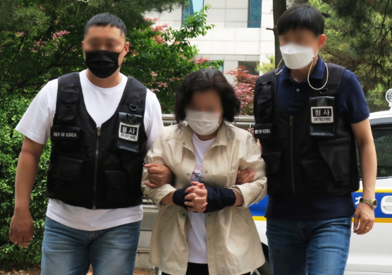 인천 연수구 한 아파트 주거지에서 뇌병변 장애를 앓고 있는 30대 딸에게 수면제를 먹여 살해한 혐의로 구속영장이 청구된 60대 친모가 구속 전 피의자 심문(영장실질심사)을 받기 위해 25일 오후 미추홀구 인천지법에 들어서고 있다. (사진=뉴시스 제공)