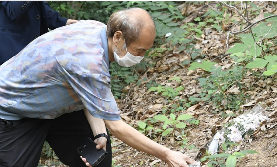  7일 오전 경기 화성시 한 근린공원에서 연쇄살인 사건 피의자 이춘재(57)에 희생된 초등학생의 위령제가 열려 유가족들이 헌화하고 있다. (사진=뉴시스 제공)