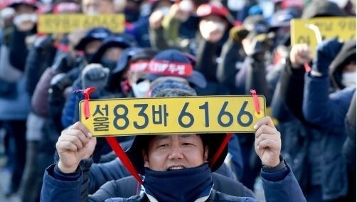 민주노총 광주지역 화물연대 총파업 결의대회가 열린 7일 오후 광주 서구 치평동 광주시청 앞에서 노동자들이 안전 운임제 확대를 촉구하고 있다. (사진=뉴시스 제공)
