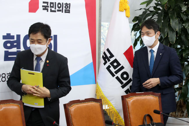 김주현(왼쪽) 금융위원장과 이복현 금감원장이 6일 오후 서울 여의도 국회에서 열린 서민 취약계층 금융부담 완화대책 당·정협의회에 참석하고 있다.(사진=뉴시스 제공)