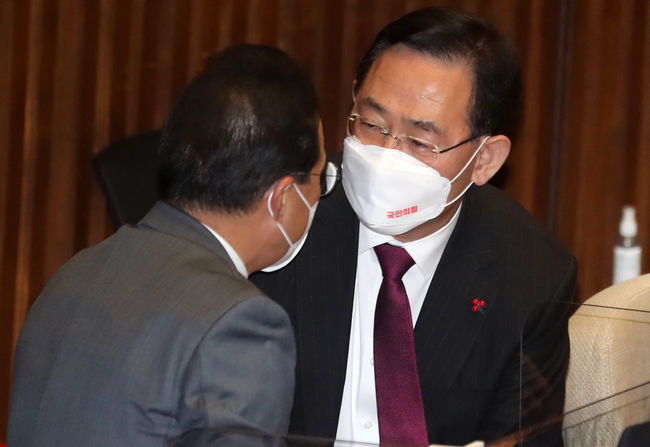  주호영(오른쪽) 국민의힘 원내대표와 박홍근 더불어민주당 원내대표가 8일 오후 서울 여의도 국회에서 열린 제400회국회(정기회) 제400-14차 본회의에 참석해 대화를 하고 있다. (사진=뉴시스 제공)