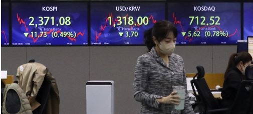 코스피가 전 거래일(2382.81)보다 11.73포인트(0.49%) 내린 2371.08에 마감한 8일 오후 서울 중구 하나은행 본점에서 딜러들이 업무를 보고 있다. 코스닥지수는 전 거래일(718.14)보다 5.62포인트(0.78%) 하락한 712.52에 서울 외환시장에서 원·달러 환율은 전 거래일(1321.7원)보다 3.7원 내린 1318.0원에 마감했다. (사진=뉴시스 제공)