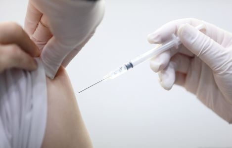 이필수 대한의사협회 회장이 지난달 30일 오전 서울 용산구 김내과 의원에서 코로나19 동절기 2가 백신 추가접종을 하고 있다. (사진=뉴시스 제공)