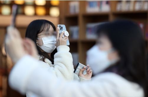지난 5일 서울의 한 쇼핑몰에서 시민들이 마스크를 착용하고 있다. 이날 여권에 따르면 국민의힘 출신 대전시장과 충청남도지사에 이어 여당 전(前) 원내대표도 '실내 마스크 착용 해제'를 주장하는 반면 다른 지도부와 코로나 대책 수장은 섣부른 해제에 대한 우려를 제기했다. (사진=뉴시스 제공)