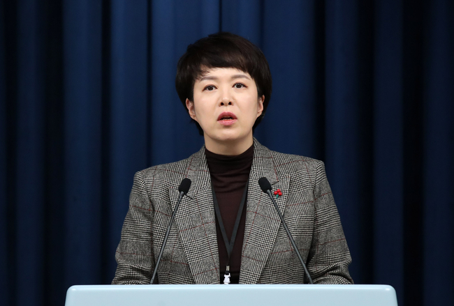 김은혜 홍보수석이 9일 서울 용산 대통령실에서 화물연대 관련 브리핑을 하고 있다.(사진=뉴시스 제공)