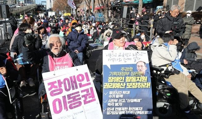 전국장애인차별철폐연대 회원들이 지난 2일 오전 서울 용산구 삼각지역 인근에서 세계 장애인의 날 기념 전국집중결의대회를 하고 있다. (사진=뉴시스)