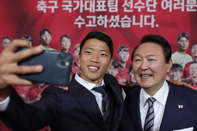 윤석열 대통령이 8일 청와대 영빈관에서 열린 카타르 월드컵 축구 국가대표팀 환영 만찬을 마친 뒤 황희찬 선수와 셀카를 찍고 있다. (사진=대통령실)