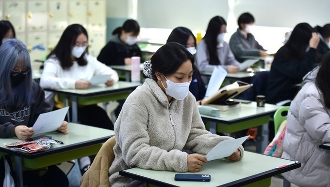 2023학년도 대학수학능력시험 성적표가 배부된 지난 9일 오전 대구 중구 경북여자고등학교에서 수험생들이 성적표를 살펴보고 있다. (사진=뉴시스)