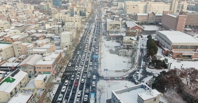 지난 6일 오전 충북 청주지역에 내린 0.5㎜ 눈에 출근길 시내 간선도로가 거대한 주차장으로 변해있다. (사진=뉴시스)