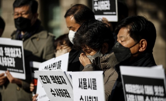 8일 오전 서울 중구 서울시청 앞에서 열린 '10.29 이태원 참사 대비못한 서울시를 수사하라' 기자회견에서 희생자 유가족이 눈물을 닦고 있다. (사진=뉴시스)