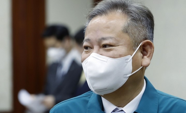 이상민 행정안전부 장관이 9일 서울 세종로 정부서울청사에서 열린 화물연대 집단운송거부 관계장관회의 및 코로나19 중앙재난안전대책본부 회의에 입장하고 있다. (사진=뉴시스)
