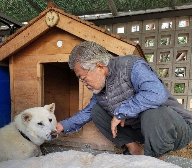 문재인 전 대통령과 반려견 마루. (사진 = 문재인 전 대통령 페이스북)