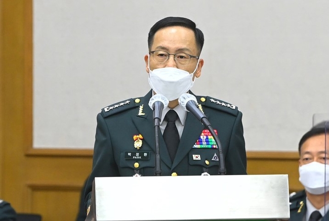 20일 오후 충남 계룡대에서 열린 국회 국방위원회의 육군본부에 대한 국정감사에서 박정환 육군참모총장이 업무보고를 하고 있다. (공동취재사진)