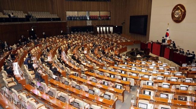  11일 오전 서울 여의도 국회에서 열린 제400회국회(임시회) 제401-1차 본회의에서 이상민 행정안전부 장관 해임건의안 처리에 항의하며 퇴장한 국민의힘 의원들의 좌석이 비어 있다. (사진=뉴시스)