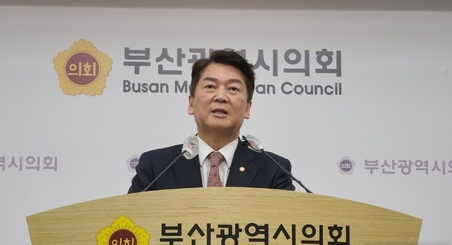 국민의힘 안철수 의원이 지난 8일 오전 부산시의회에서 '부산시 출입 언론인 간담회'를 열고 발언을 하고 있다. (사진=뉴시스)