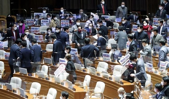 국민의힘 의원들이 11일 오전 서울 여의도 국회에서 열린 제400회국회(임시회) 제401-1차 본회의에서 이상민 행정안전부 장관 해임건의안 처리에 항의하며 퇴장하고 있다. (공동취재사진)