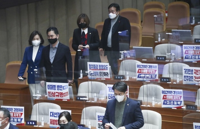 더불어민주당 의원들이 11일 오전 서울 여의도 국회에서 열린 제400회국회(임시회) 제401-1차 본회의에서 이상민 행정안전부 장관 해임건의안 표결을 하고 있다. (사진=뉴시스)