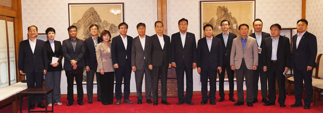 한덕수 국무총리와 국민의힘 정진석 비상대책위원장, 김대기 대통령비서실장, 성일종 정책위의장 등 참석자들이 10월 3일 서울 종로구 총리공관에서 열린 제5차 고위당정협의회에서 기념촬영을 하고 있다.(사진=뉴시스 제공)