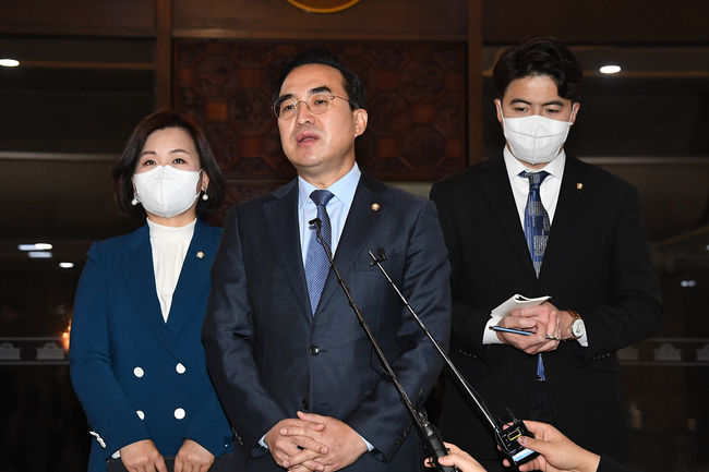 박홍근 더불어민주당 원내대표가 11일 오전 서울 여의도 국회에서 이상민 행정안전부 장관 해임건의안이 통과된 후 브리핑을 하고 있다.(사진=뉴시스 제공)