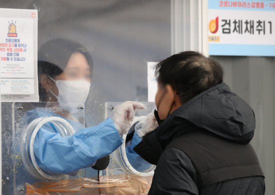 지난 11일 서울 중구보건소 서울역 임시선별검사소에서 시민들이 코로나19 검사를 받기 위해 줄서 기다리고 있다. (사진=뉴시스 제공)