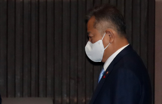 이상민 행정안전부 장관이 지난 8일 오후 서울 여의도 국회에서 열린 제400회국회(정기회) 제400-14차 본회의에 참석 후 회의장을 나서고 있다. (사진=뉴시스 제공)