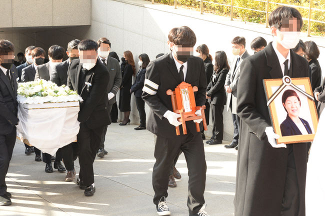 12일 오전 울산 교육청에서 진행된 고(故) 노옥희 울산시교육감 영결식에서 유가족들이 사진과 위패를 모시고 영결식장으로 들어가고 있다. (사진=뉴시스 제공)