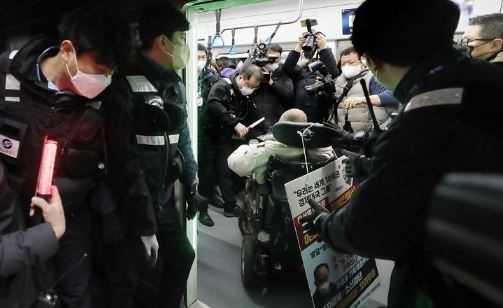 전국장애인차별철폐연대가 13일 오전 서울 용산구 삼각지역에서 장애인 권리예산 확보를 위한 지하철 출근길 선전전을 하고 있다. (사진=뉴시스 제공)