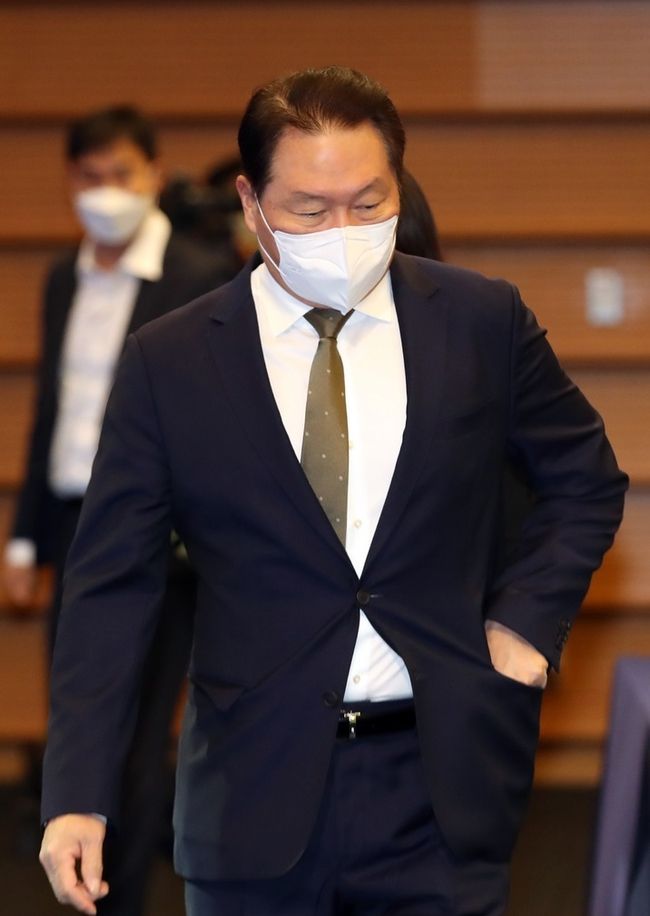  최태원 대한상공회의소 회장이 11일 서울 대한상공회의소에서 열린 제4회 탄소중립과 에너지 정책 세미나에 참석하고 있다. (사진=뉴시스 제공)