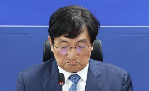 노영민 전 대통령비서실장 등 문재인정부 관계자들이 지난 10월27일 서울 여의도 국회에서 더불어민주당 윤석열정권정치탄압대책위원회가 주최한 서해 공무원 피격 사건 및 흉악범죄자 추방 사건 관련 기자회견을 하고 있다. (사진=뉴시스 제공)