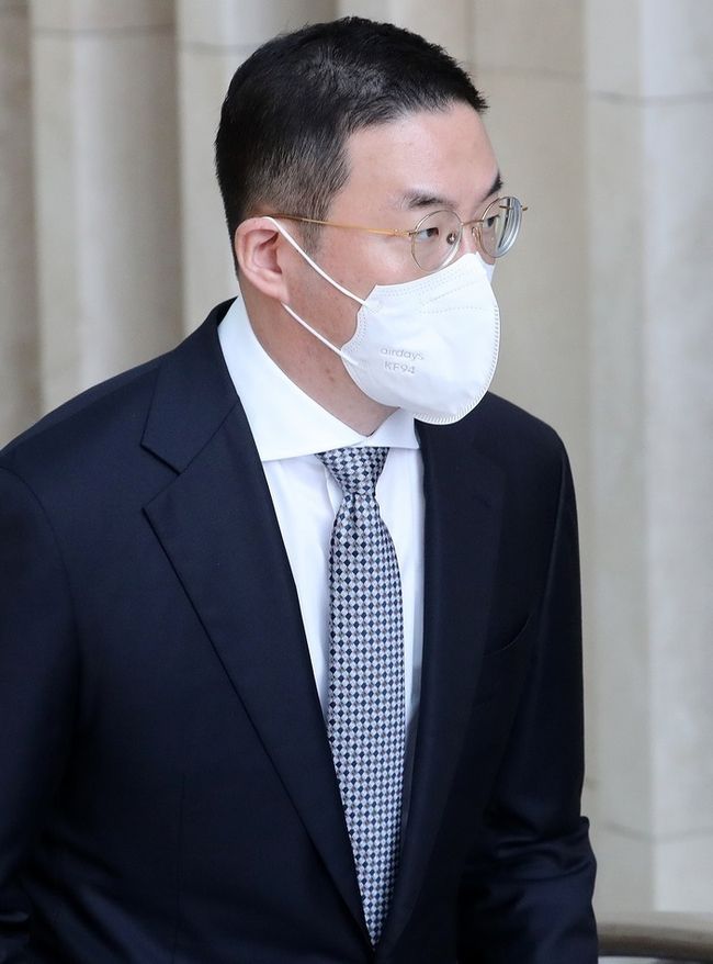 구광모 LG 대표이사가 지난 7월 6일 오후 서울 강남구 그랜드 인터컨티넨탈 서울 파르나스에서 열린 이웅열 코오롱 명예회장 아들 이규호 코오롱글로벌 자동차부문 부사장과 유명 디자이너 우영미 씨의 차녀 정유진 씨의 결혼식에 참석하고 있다. (사진=뉴시스 제공)