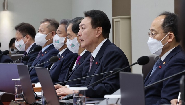 윤석열 대통령이 13일 오전 서울 용산 대통령실 청사에서 열린 국무회의를 주재하고 있다. (사진=뉴시스 제공)