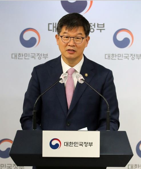 이기일 보건복지부 제1차관이 지난달 17일 오전 서울 종로구 정부서울청사 브리핑실에서 자립준비청년 지원 보완대책을 발표하고 있다. (사진=뉴시스 제공)