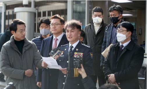 류삼영 총경이 지난 8일 서울 서대문구 경찰청에서 열린 중앙징계위원회에 출석하며 입장을 말하고 있다. 류 총경은 행정안전부 경찰국 설치에 반대해 전국 경찰서장 회의를 주도했다가 대기발령됐다.<br>
(사진=뉴시스 제공)
