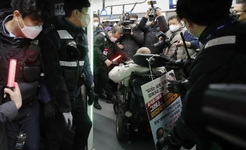 전국장애인차별철폐연대가 지난 13일 오전 서울 용산구 삼각지역에서 장애인 권리예산 확보를 위한 지하철 출근길 선전전을 하고 있다. (사진=뉴시스 제공)