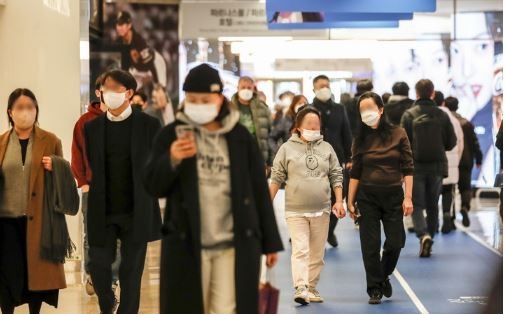 지난 7일 오후 서울시내 한 대형쇼핑몰에서 시민들이 마스크를 쓴 채 이동하고 있다. (사진=뉴시스 제공)