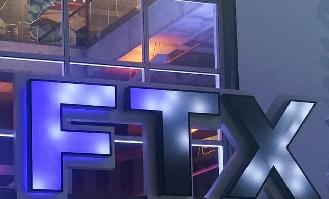  NBA 마이애매 히트 경기장에 걸린 암호화폐 거래소 FTX 로고.(사진=뉴시스 제공)